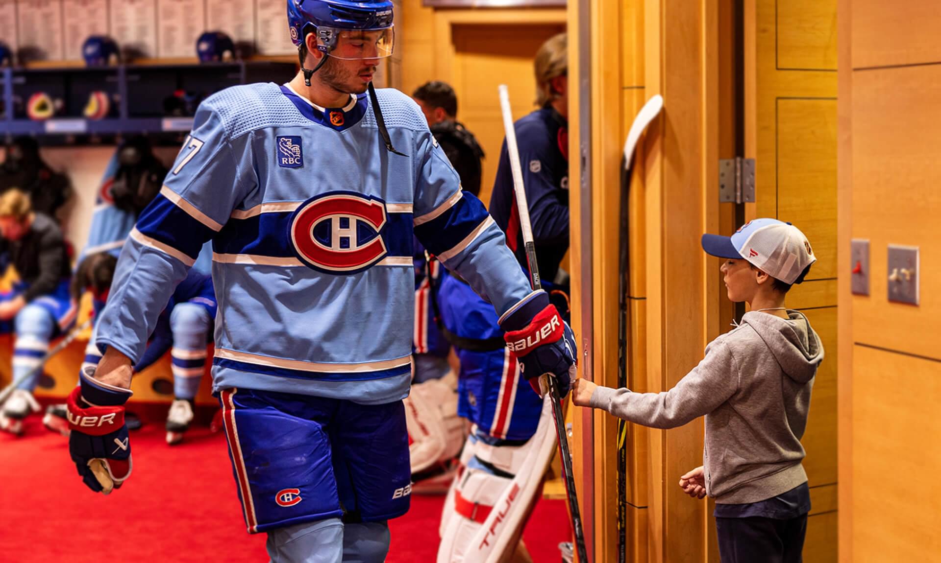 Joueur de hockey en compagnie d'un jeune fan